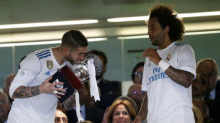 Ramos y Marcelo, dos de los nominados recibiendo la Supercopa de...