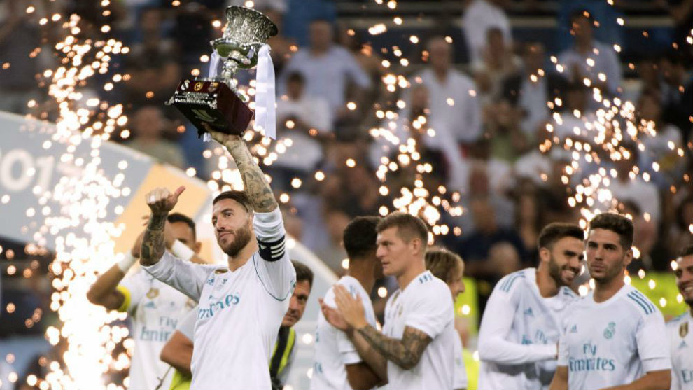 Ramos levanta la Supercopa de Espaa en el Santiago Bernabu