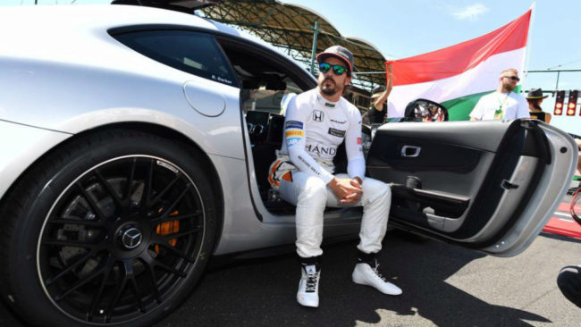 Alonso, sentado en el coche de seguridad antes de la carrera de...