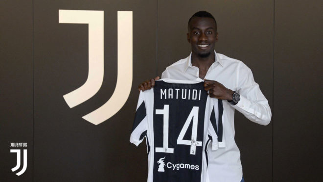 Matuidi posa con la camiseta de la Juventus.