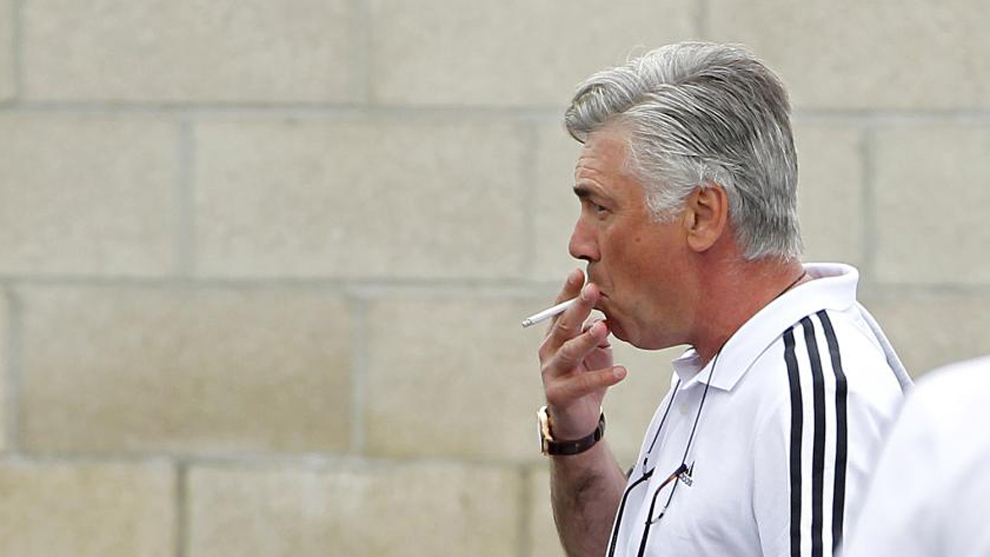 Carlo Ancelotti (58) fumando en una concentracin