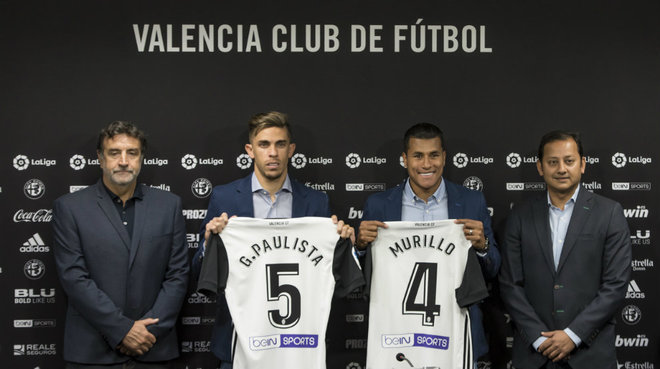 Gabriel Paulista y Jeison Murillo posan entre el director deportivo, Alexanco y el presidente del Valencia, Anil Murthy.