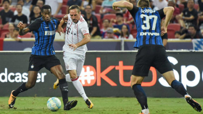 Kondogbia pugna con Ribery, durante un amistoso de este verano...