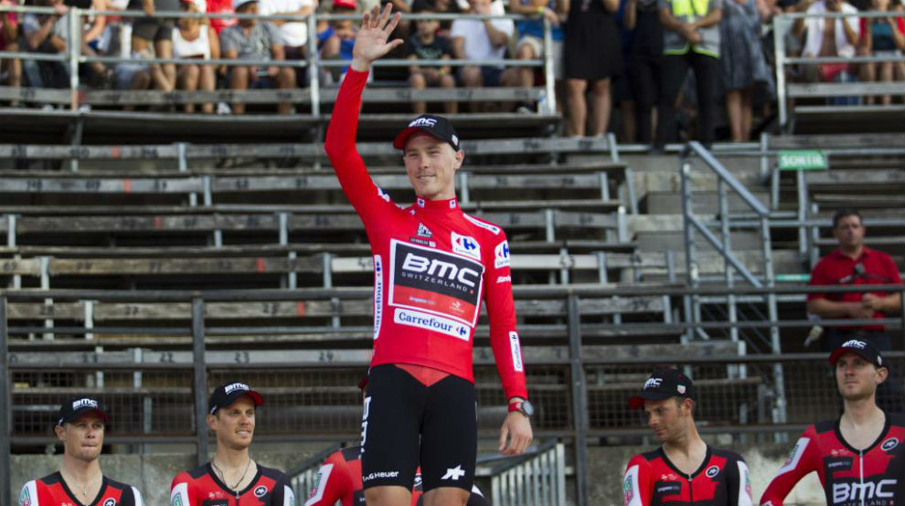 Rohan Dennis con el maillot rojo de lder de la Vuelta.