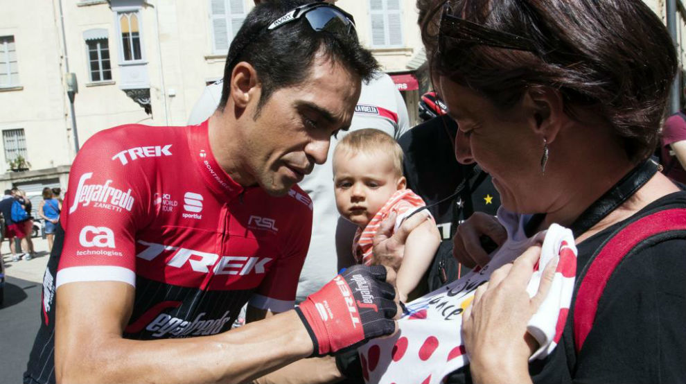 Alberto Contador en la salida de la etapa, en Nimes.