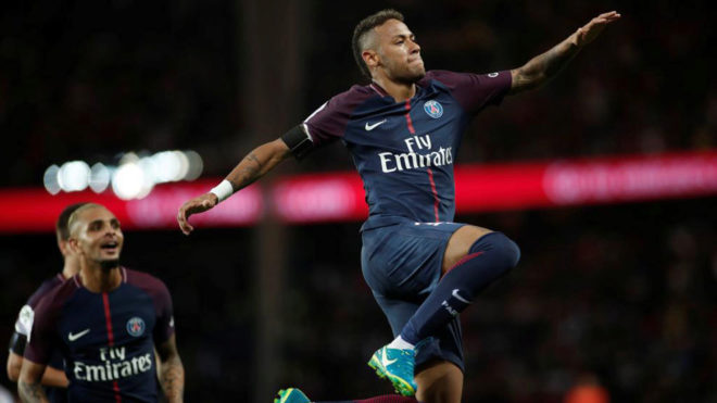Neymar salta para celebrar el sexto gol del PSG al Toulouse