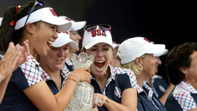 Las jugadoras estadounidenses con el trofeo de la Copa Solheim.