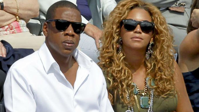 Jay-Z viendo un partido de tenis junto a su pareja, Beyonc