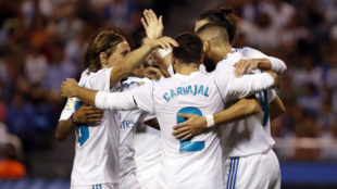 Los jugadores del Madrid celebran un gol en Riazor.