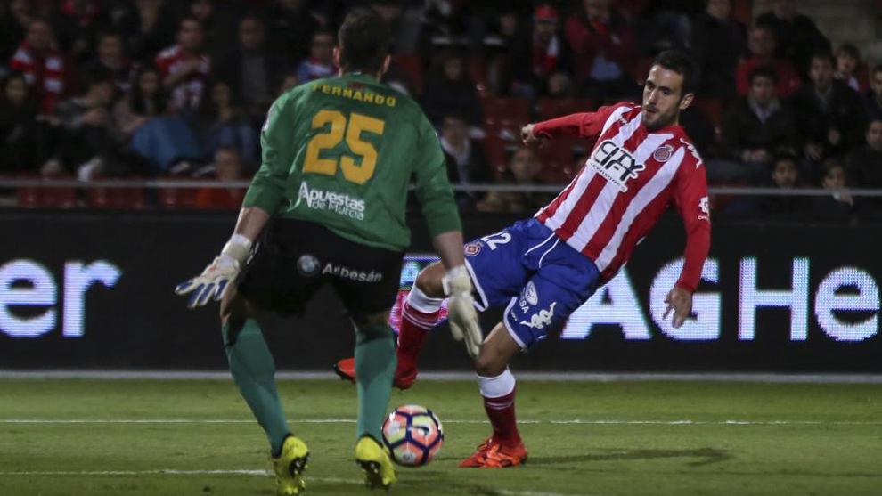 Olivas (29), durante un partido entre el Girona y el UCAM