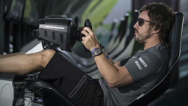Alonso entrena en un simulador en Bak.