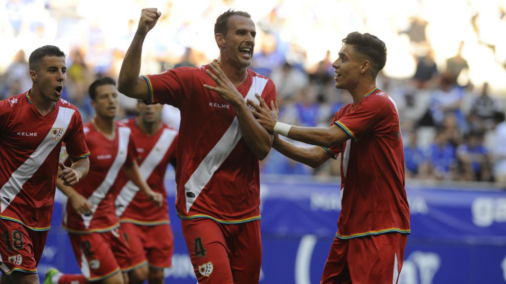 Antonio Amaya (34) festeja con sus compaeros tras anotar un gol...
