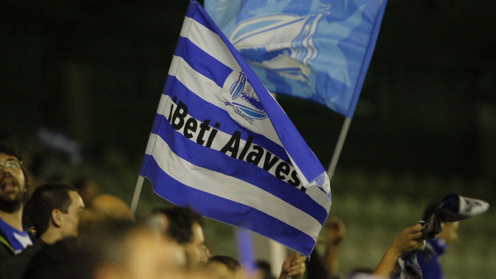 Aficin del Alavs ondea la bandera del equipo