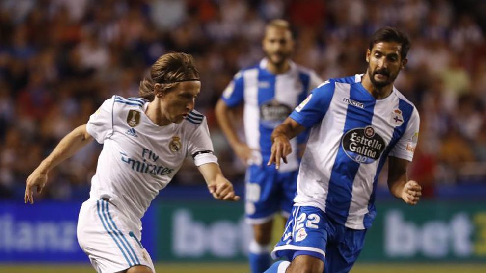 Borges (29) disputa un baln con Modric en el partido entre el Dpor...