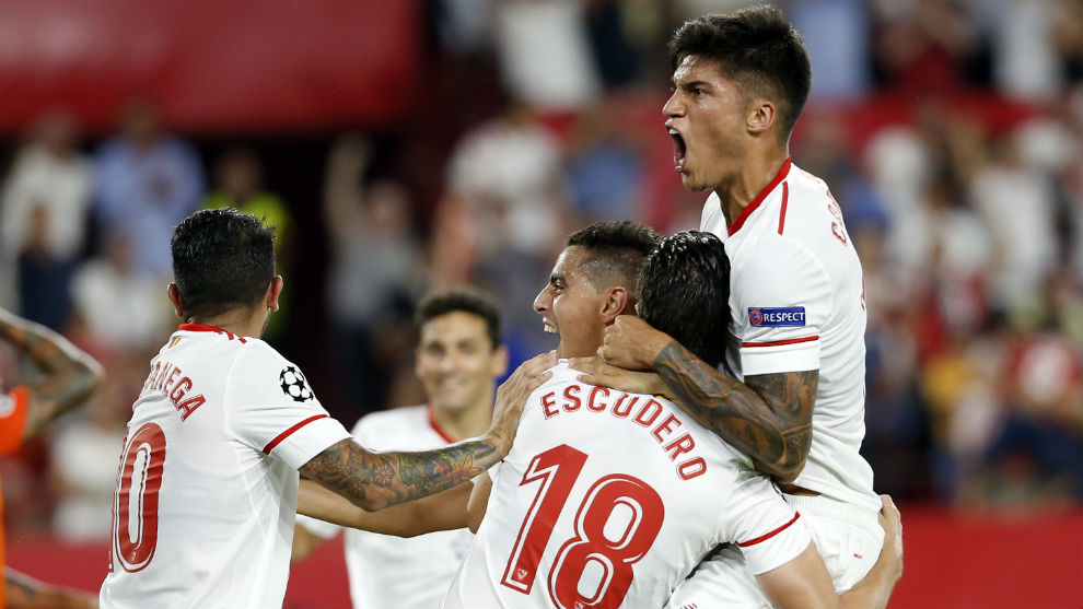 Los jugadores del Sevilla celebran el tanto de Escudero (27).