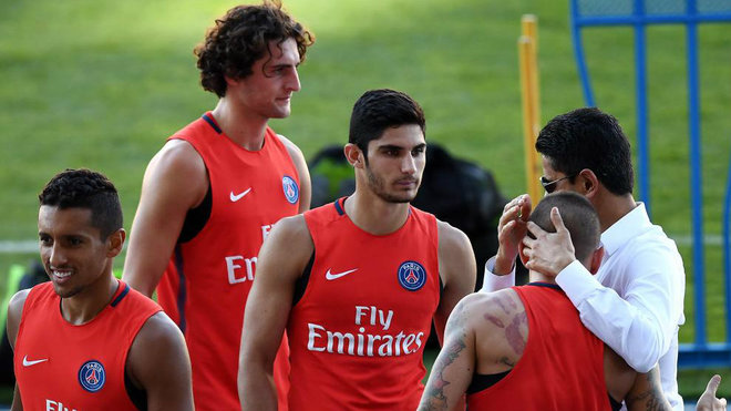 Guedes, durante un entrenamiento del PSG junto a Rabiot y Marquinhos.