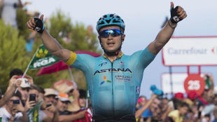Lutsenko celebrando en meta su triunfo de etapa en la Vuelta.
