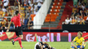 Halilovic ve la tarjeta roja en el partido de Mestalla.