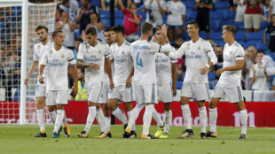 Los jugadores del Madrid celebran un gol.