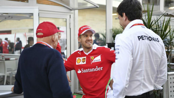 Niki Lauda y Toto Wolff charlan con Vettel en el GP de EEUU de 2016.