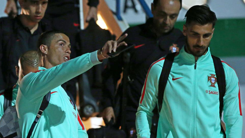 Cristiano Ronaldo (32) y Andr Gomes (24) descienden de un avin