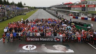 El minuto de silencio del 'paddock' de MotoGP en Brno