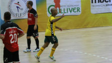 Afranio celebra un gol con el Vytis lituano en la UEFA Futsal Cup.