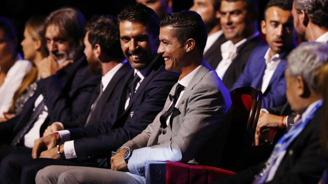 Cristiano sonre junto a Buffon en la gala