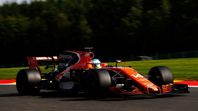 Alonso pilota su MCL32 en el Circuito de Spa.