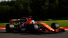 Alonso pilota su MCL32 en el Circuito de Spa.