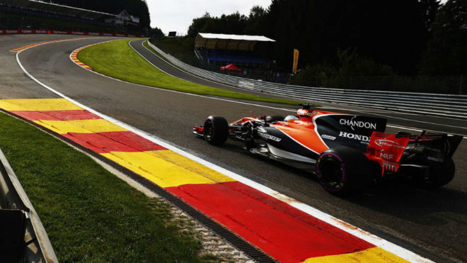 Alonso sube la mtica curva de Eau Rouge.