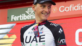 Matej Mohoric celebrando su triunfo de etapa en la Vuelta.