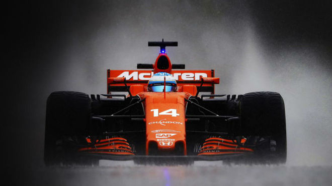 Alonso pilota su MCL32 con lluvia en los ltimos minutos de los...