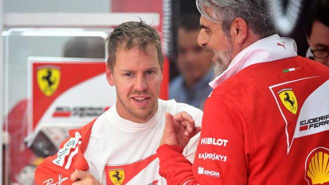 Vettel charla con el jefe de Ferrari, Maurizio Arrivabene, en...