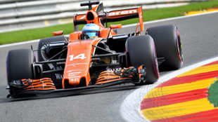 Alonso toma una curva en el Circuito de Spa.