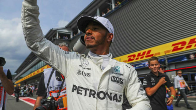 Hamilton celebra su pole en el Circuito de Spa.