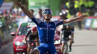 Julian Alaphilippe celebrando su triunfo de etapa en la Vuelta.