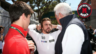 Lance Stroll y su padre, Lawrence Stroll, con Fernando Alonso en...