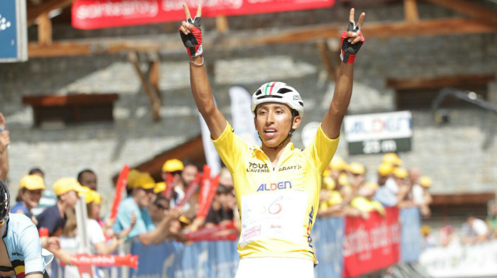Egan Bernal celebrando su triunfo en el Tour del Porvenir.