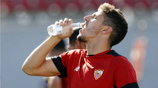 Jovetic bebe agua en un entrenamiento como sevillista.