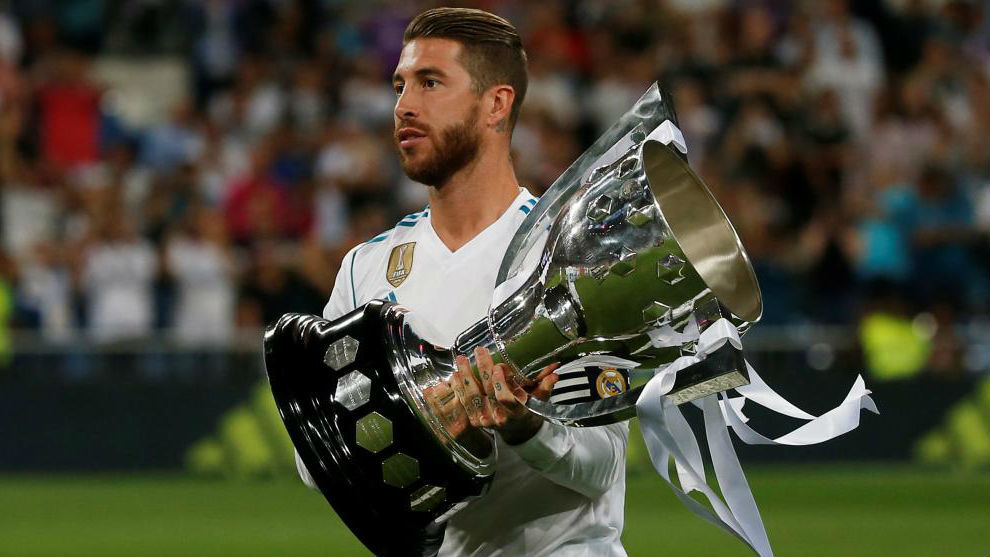 Sergio Ramos con el trofeo de la Liga en el Santiago Bernabu