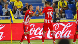 Correa celebra con Lucas un tanto en Las Palmas