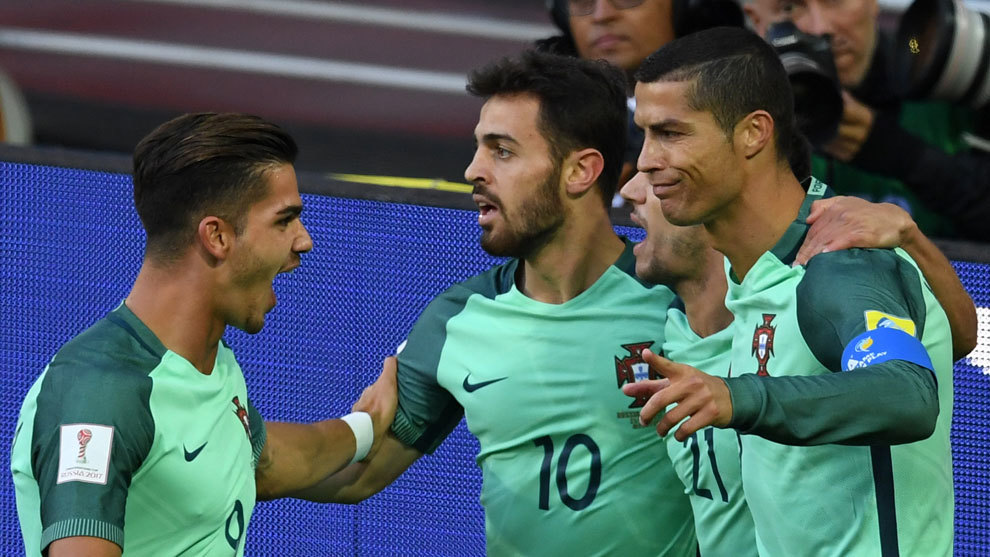Andr Silva festeja junto a Ronaldo un gol de Portugal