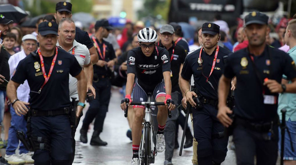Alberto Contador escoltado por los policas.