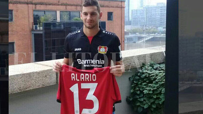 Alario posa con la camiseta del Bayer Leverkusen.