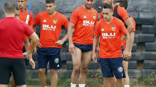 Orellana, durante un entrenamiento con el Valencia.