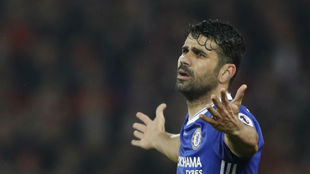 Diego Costa (28) se lamenta en un choque con el Chelsea.