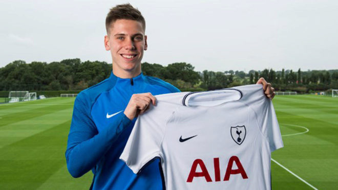 Foyth posa con la camiseta del Tottenham.