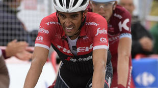 Alberto Contador entrando en la meta de Calar Alto.