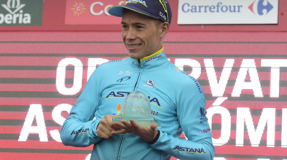 Miguel ngel Lpez en el podio como ganador de la etapa.